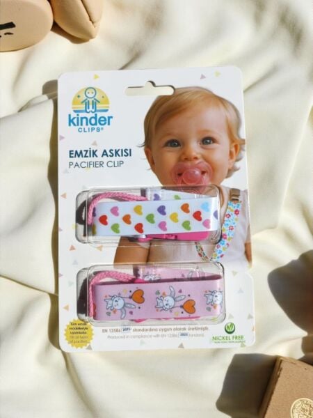 Pembe Tavşan ve Renkli Kalp Desenli Emzik Askısı – Plastik Klips